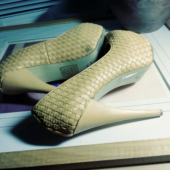 SHOEDAZZLE GORGEOUS TAN PLATFORMS💐 - Picture 3 of 8